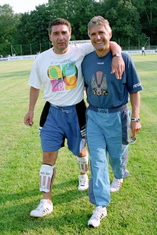 Platz 5 - 1088 Tage: Ein Bild, das dem nostalgischen Knappen-Fan die Tränen in die Augen treibt. Rudi Assauer und Jörg Berger Arm in Arm bei einem Fußballturnier 1994 in Hannover. Assauer leidet mittlerweile an Demenz, Berger verstarb 2010 an den Folgen einer Krebserkrankung. Der Coach trainierte viele Vereine in seiner Karriere, doch keinem blieb er so lange treu wie den Schalkern. 