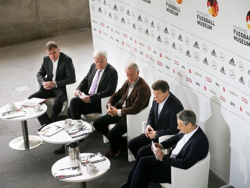 Eine Fachjury mit den Trainer-Legenden Jupp Heynckes, Ottmar Hitzfeld und Otto Rehhagel stellte gemeinsam mit Manuel Neukirchner (Direktor des Fußballmuseums), Rainer Holzschuh (Herausgeber kicker-Sportmagazin) und Jörg Jakob (Chefredaktion) fünfmal die "Elf des Jahrzehnts" zusammen.