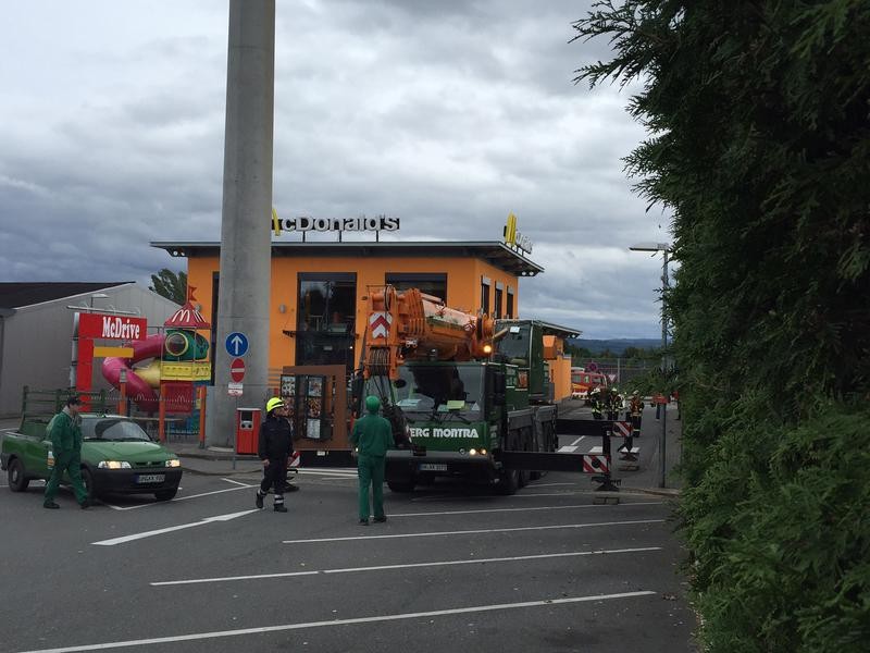 Da die Drehleiter der Schwerter Feuerwehr zu kurz ist, musste ein Spezialkran aus Unna angefordert werden, um das McDonald's-Schild in rund 50 Metern Höhe zu reparieren. In der Mitte dieses Fotos ist die massive Beton-Säule zu sehen, auf der das Goldene M prangt.