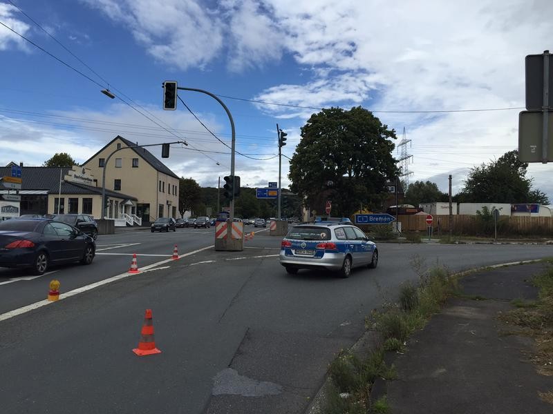 An der McDonald's-Filiale in Schwerte sperrte die Polizei die Auf- und Abfahrt der A1 - das riesige Schild drohte in die Tiefe zu stürzen.