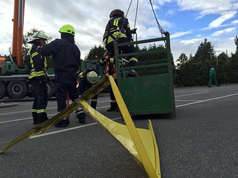 Das möchte man nicht gerne auf den Kopf bekommen: ein Teil des Goldenen Ms, das die Feuerwehrleute in luftiger Höhe geborgen haben.