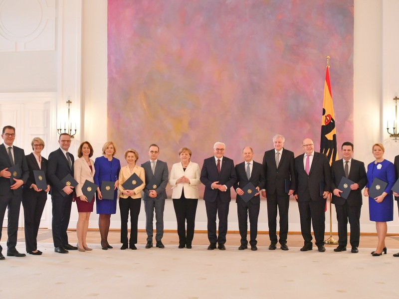 Feierlicher Termin am 14. März 2018 im Schloss Bellevue in Berlin (v.l.n.r.): Helge Braun (CDU), Gerd Müller (CSU), Anja Karliczek (CDU), Jens Spahn (CDU), Katarina Barley (SPD, inzwischen nach Brüssel gewechselt), Julia Klöckner (CDU), Ursula von der Leyen (CDU), Heiko Maas (SPD), Bundeskanzlerin Angela Merkel (CDU), Bundespräsident Frank-Walter Steinmeier, Olaf Scholz (SPD), Horst Seehofer (CSU), Peter Altmaier (CDU), Hubertus Heil (SPD), Franziska Giffey (SPD), Andreas Scheuer (CSU) und Svenja Schulze (SPD).