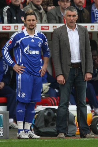 Platz 6 - 830 Tage: Ihn haben viele Schalker ins Herz geschlossen: Mirko Slomka. Die Schalker Verantwortlichen entließen den Hildesheimer 2008, obwohl der Ruhrgebietsklub auf Platz drei rangierte. Begründung laut Clemens Tönnies: „Wir haben keine sportliche Fortentwicklung gesehen.“ Der Trainerwechsel brachte Albert Streit übrigens auch nicht mehr Einsatzzeiten.