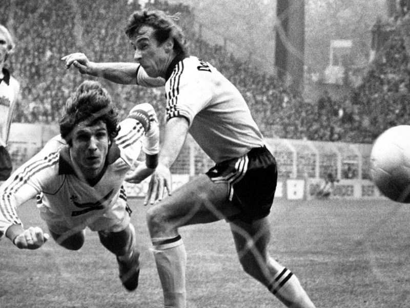 Platz 8: Auf der Liste der Schalker Rekordspieler landet Klaus Fischer mit 323 Einsätzen auf Platz sieben. Allerdings hält er mit 199 Treffern bis heute den Torrekord in der Schalker Geschichte. Hier setzt er sich 1979 per Kopf gegen den BVB-Akteur Amand Theis durch.