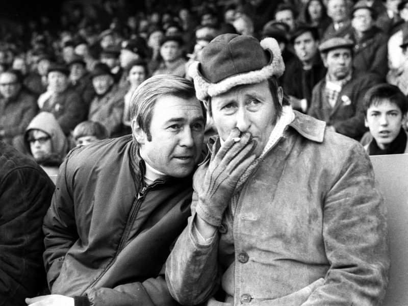 Platz 8 - 654 Tage: Das waren noch Zeiten! Heute ist das Rauchen in den meisten Stadien verboten. Ende der 60er qualmte Rudi Gutendorf noch gemütlich auf der Trainerbank. Präsident Günter Sieber (links) scheint keine Einwände zu haben.