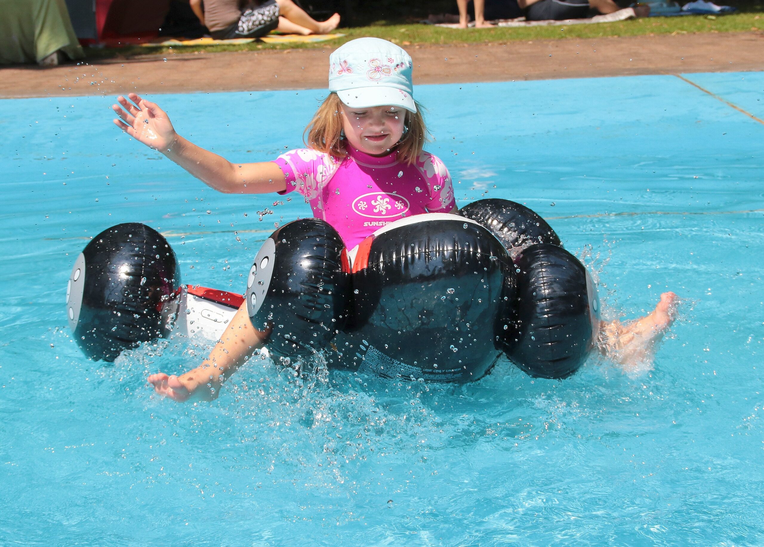 ...auf schwimmenden Ungetümern. Hauptsache: Abkühlung.