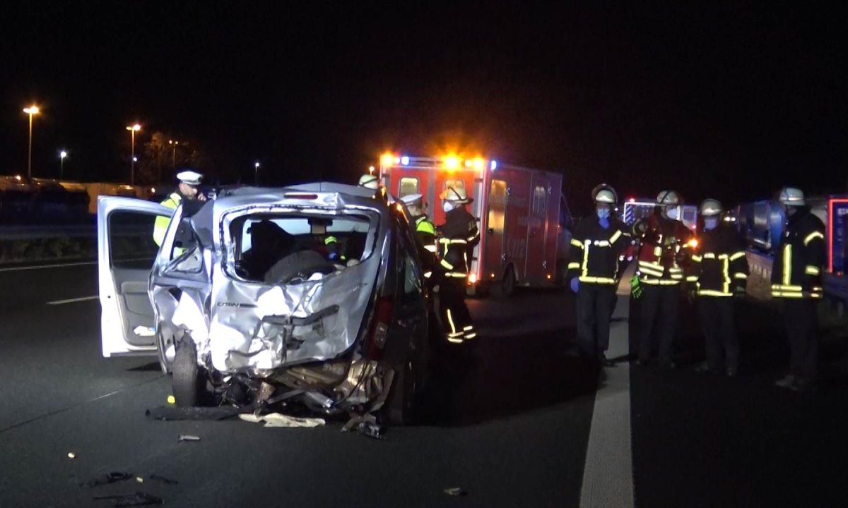 A1 bei Dortmund: Heftiger Unfall nach Fahrbahnwechsel – fünf beteiligte Autos!