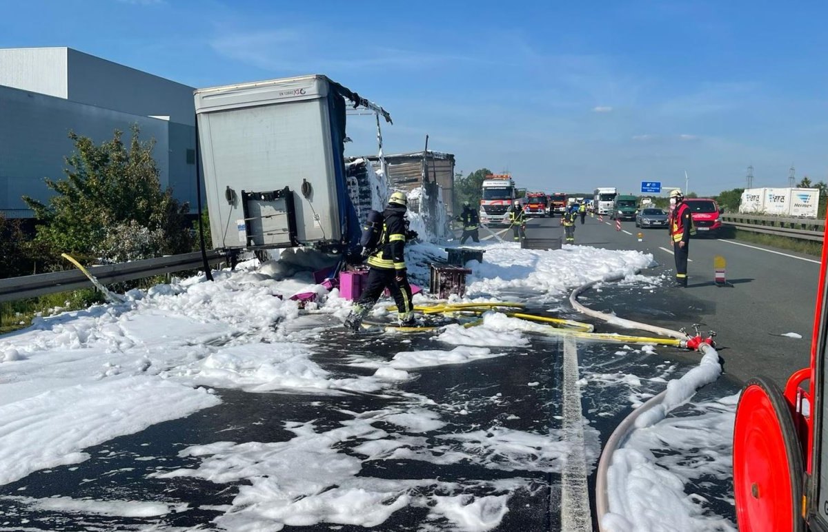 A2 Dortmund Hamm Lkw brennt Feuerwehr Großeinsatz Polizei