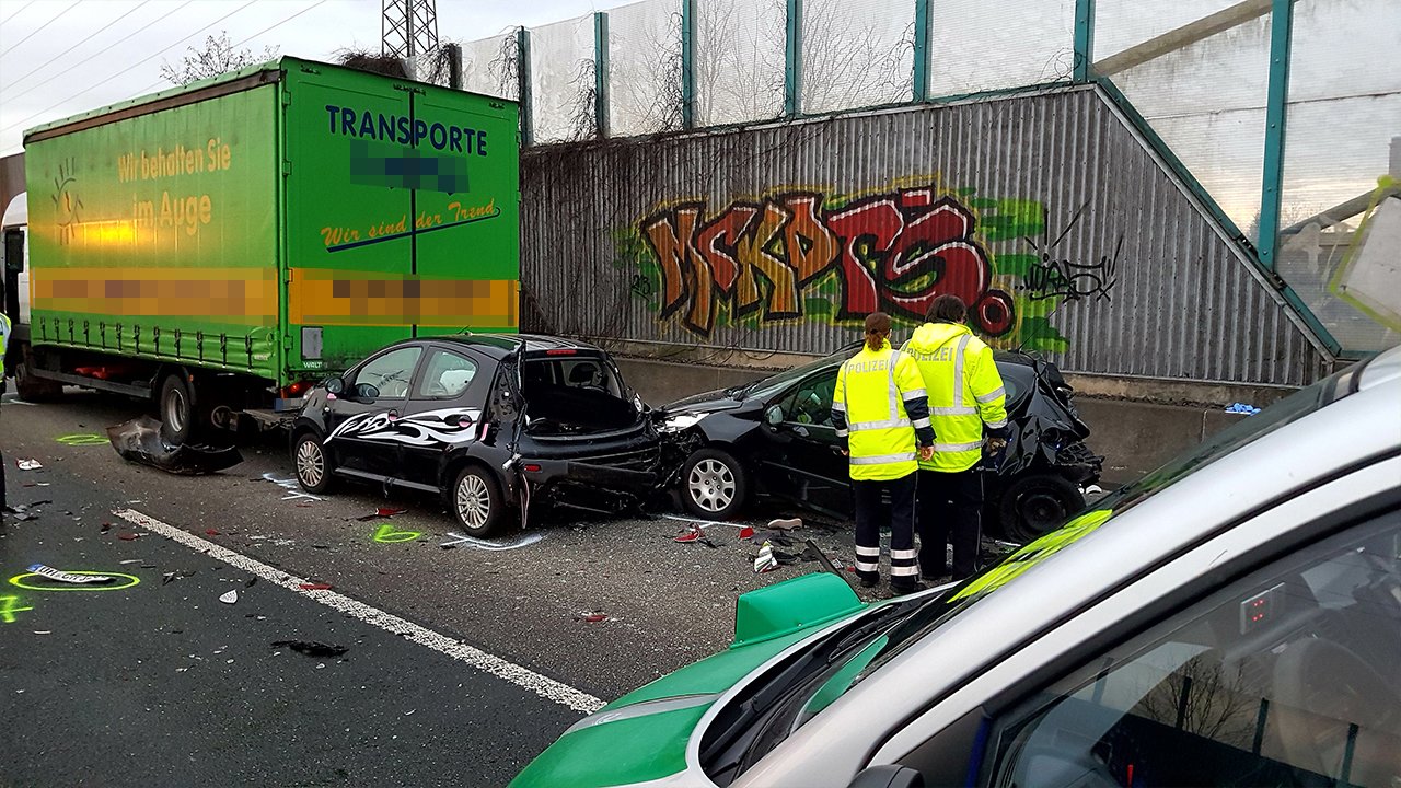 Unfalldrama Auf Der A2 Bei Dortmund Lkw Fahrer übersieht Stauende Frau 28 Tot Derwestende