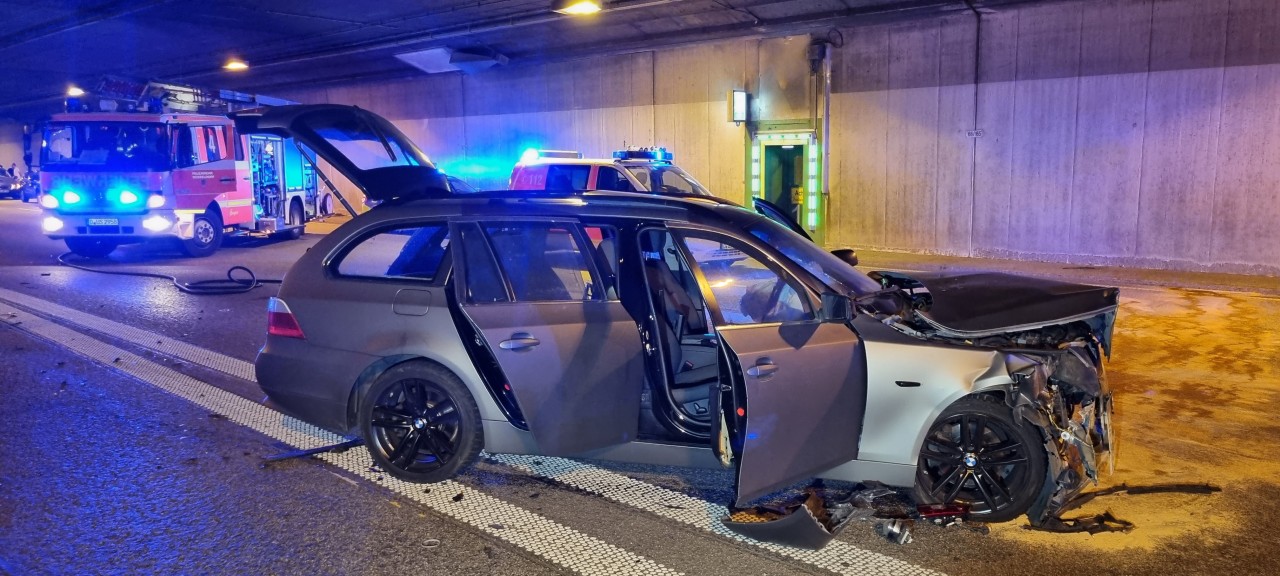 A46 bei Düsseldorf: Heftiger Verkehrsunfall im Tunnel Wersten!