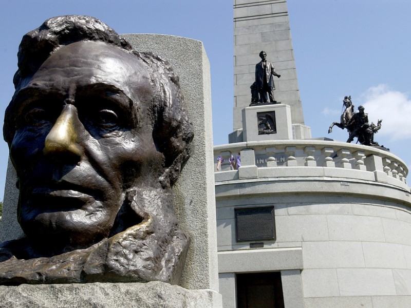 Sein Todestag jährt sich zum 150. Mal: Am 15. April 1865 wurde der US-Präsident Abraham Lincoln ermordet. Sein Grab liegt auf dem Oak Ridge Cemetery in Springfield im Bundesstaat Illinois.