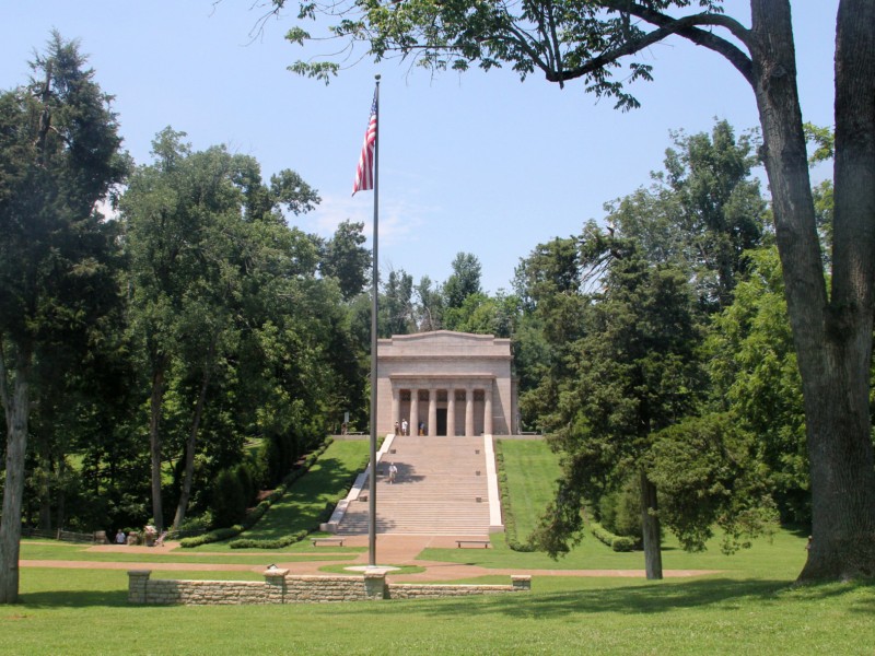 Den Geburtsort von Abraham Lincoln auf der ehemaligen Farm Sinking Spring in Hodgenville im US-Bundesstaat Kentucky markiert heute ein prunkvolles Gebäude.