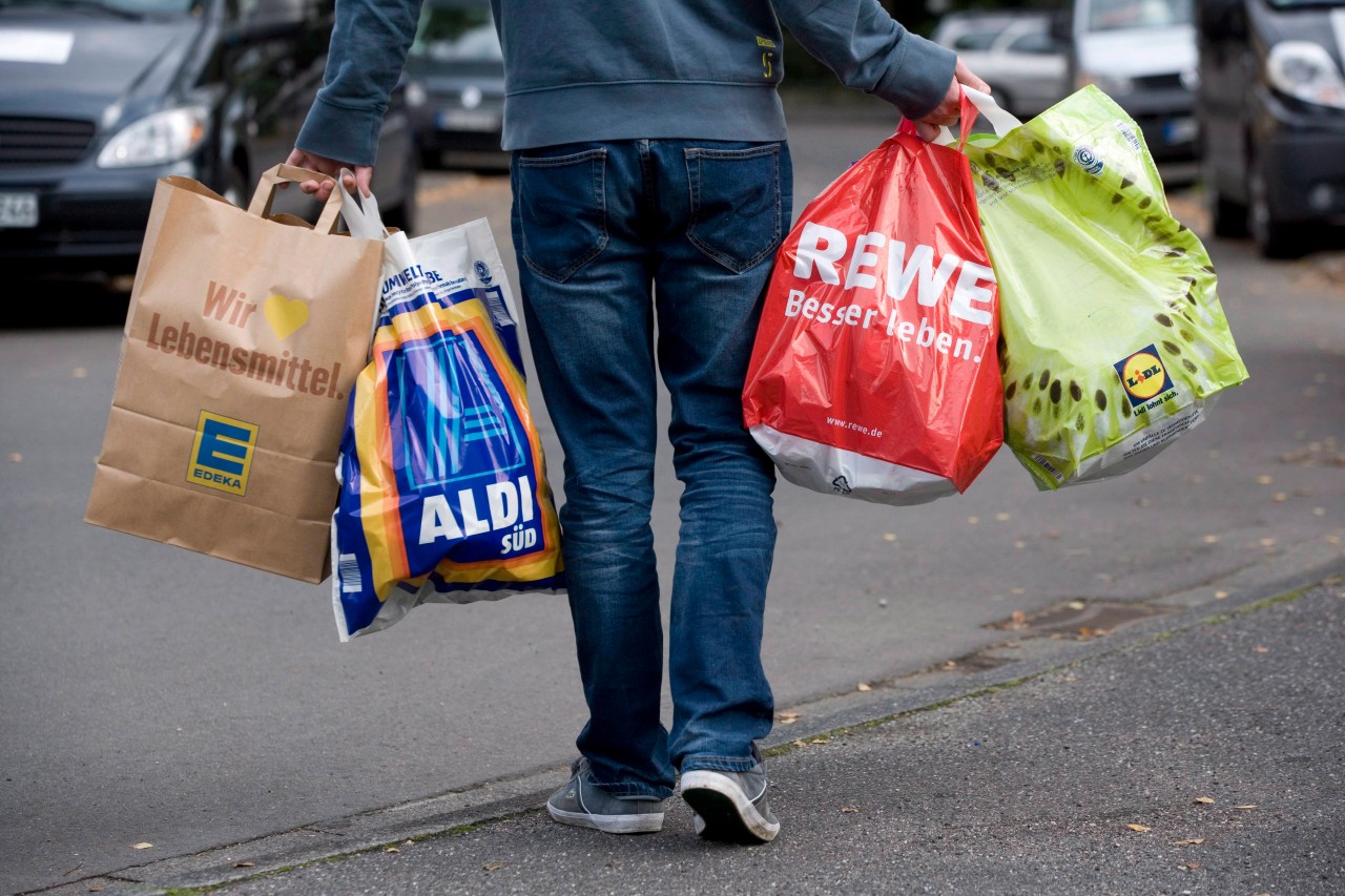 Aldi, Rewe, Lidl und Co: Viele Kunden greifen jetzt zu einer drastischen Maßnahme, um mit den gestiegenen Lebensmittelpreisen klarzukommen. (Symbolbild)