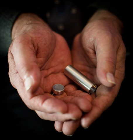 Die Urne, die aussieht wie ein Lippenstift. (Foto: Jakob Studnar / WAZ FotoPool)