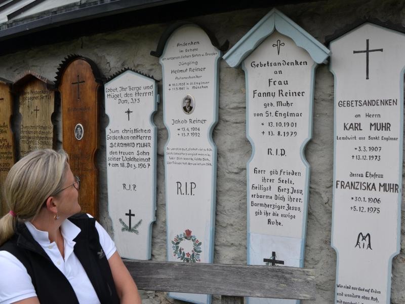 Alte Tradition: Tausende Totenbretter erinnern im Bayerischen Wald an Verstorbene.