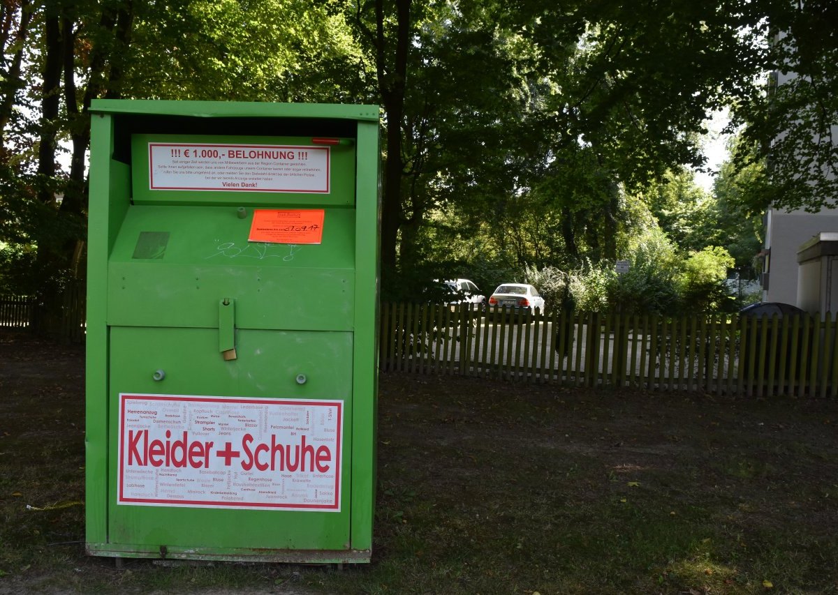 Altkleidercontainer illegal.JPG