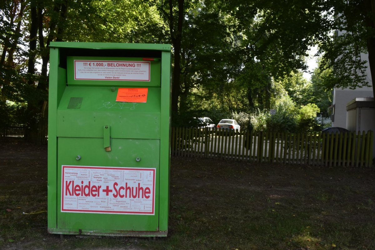 Altkleidercontainer illegal.JPG