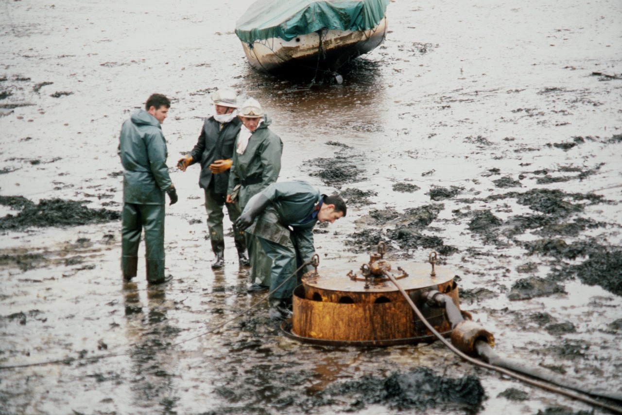 Freiwillige Helfer bei Aufräumarbeiten am Strand nach der Havarie des Großtankers "Amoco Cadiz".