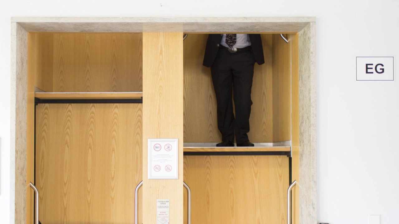 So einen Aufzug sieht man nur noch selten: Ein Paternoster. Dieser bleibt nie stehen und hat keine Tür. (Symbolbild)