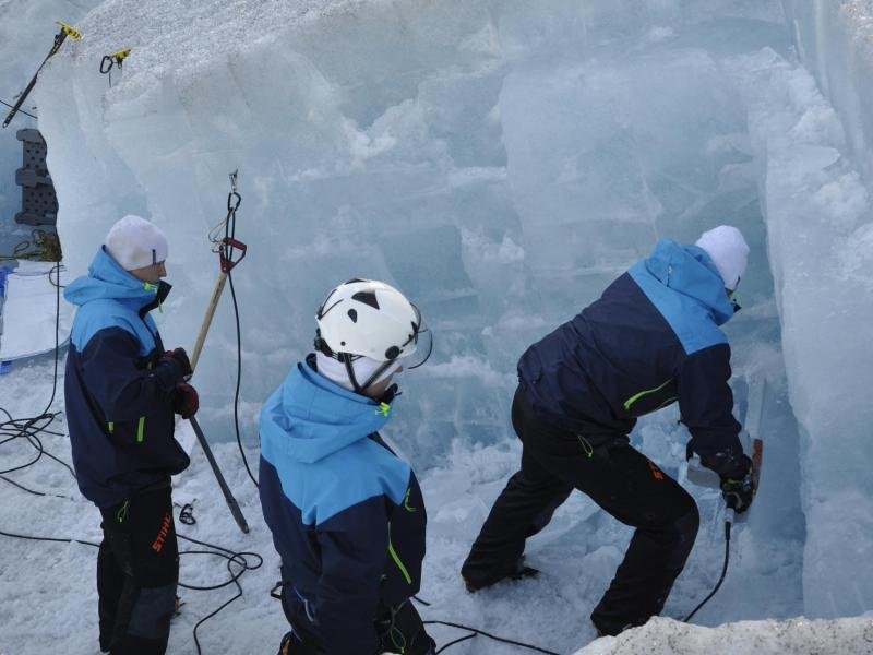 Aus dem 1000 Jahre alten Gletschereis des Svartisen-Gletschers werden während eines Tests Eiswürfel herausschlagen.