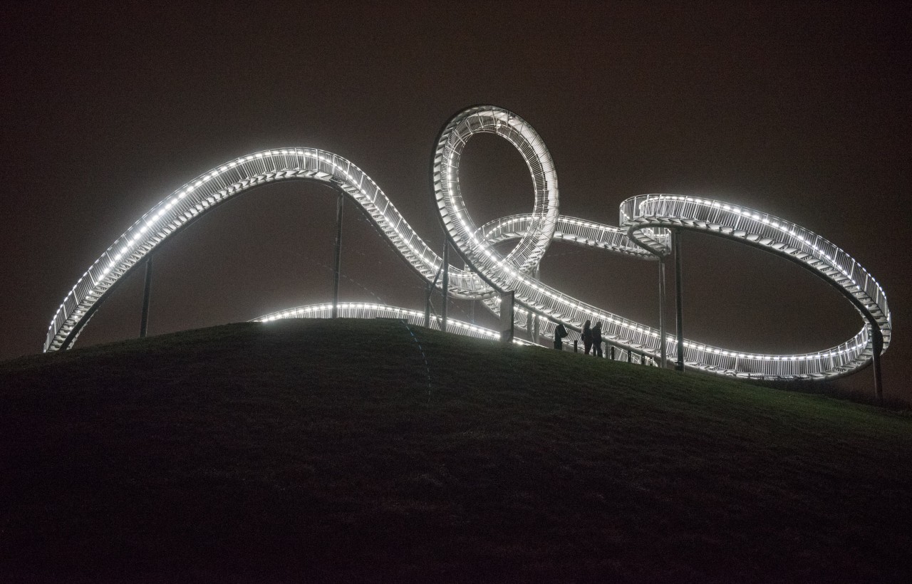 Ausflugsziele im Ruhrgebiet: Auch in der Nacht bietet „Tiger and Turtle“, in Duisburg einen spektakulären Anblick.