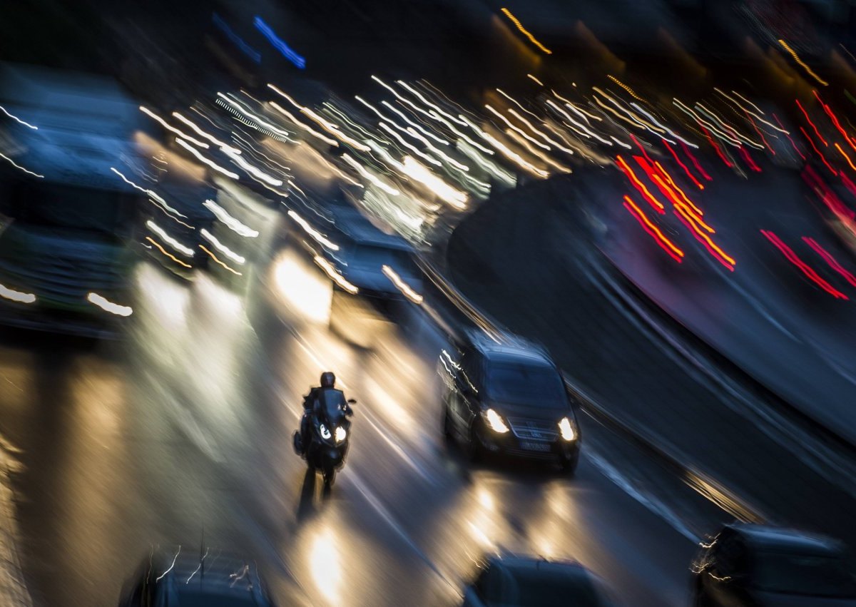 Auto-Motorrad-Autobahn-Nacht-dunkel-Rasen-Rennen.jpg