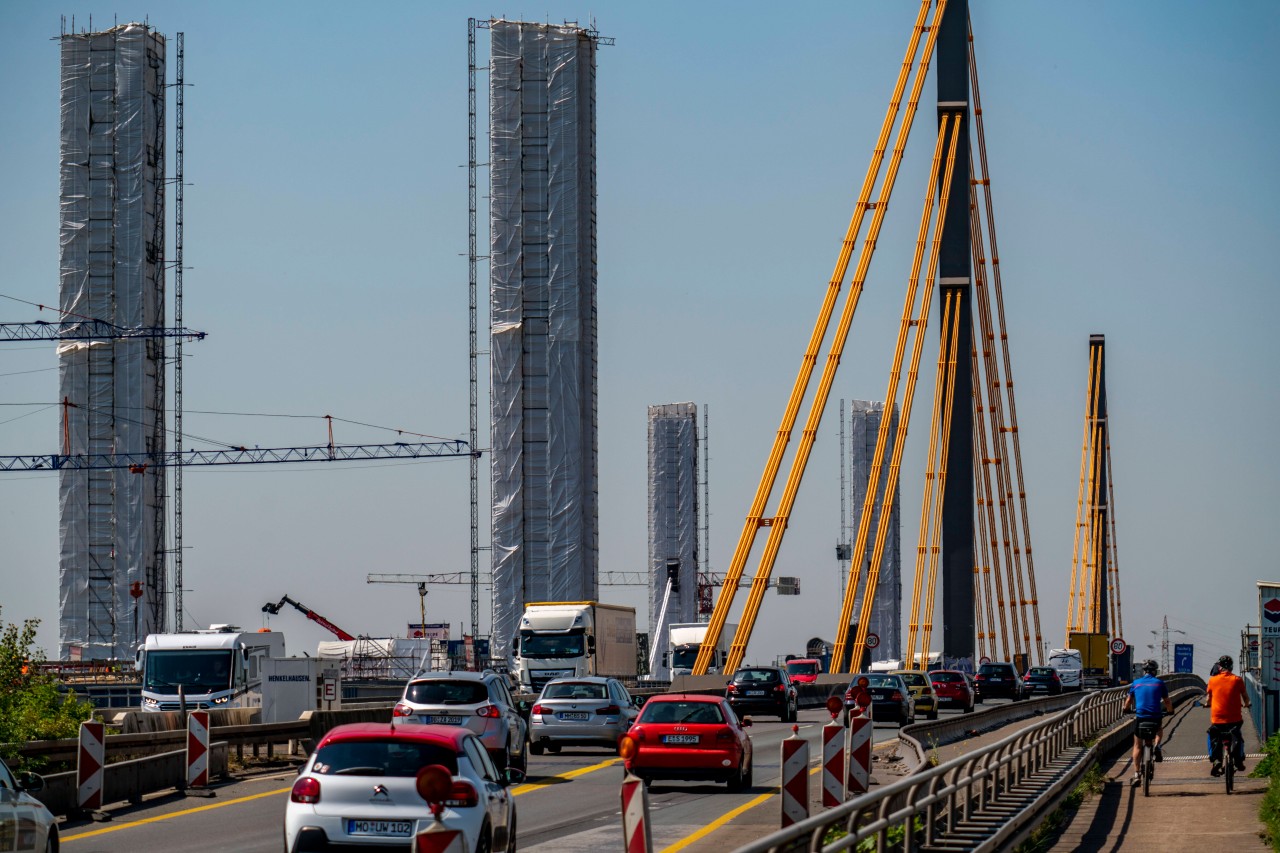 Auf den Autobahnen in NRW brauchen Reisende starke Nerven. (Symbolbild)