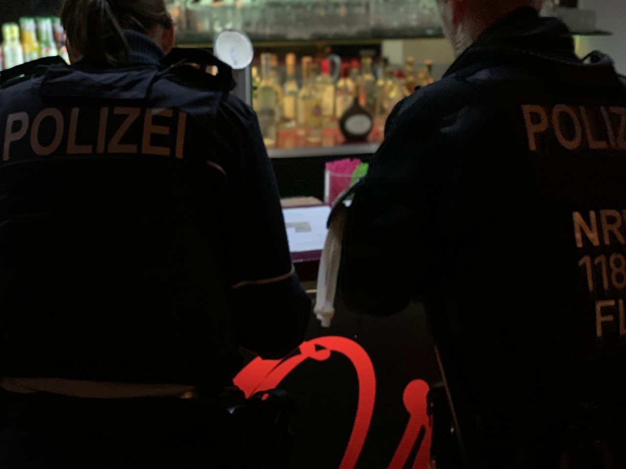 Bei den Kontrollen stellte die Polizei unter anderem ein verbotenes Messer sicher.