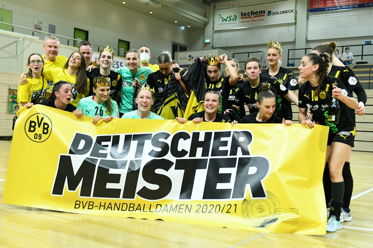 Die Handball-Frauen feiern den Titel.