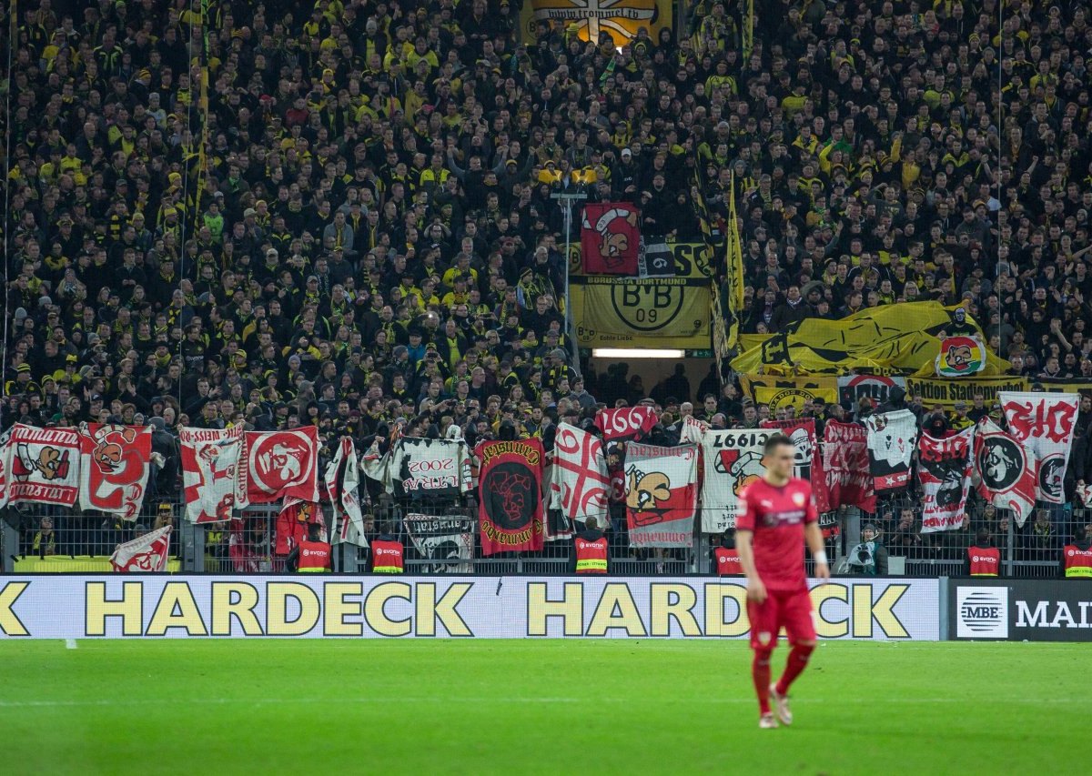 BVB Ultras Fahnen Stuttgart imago5465h.jpg