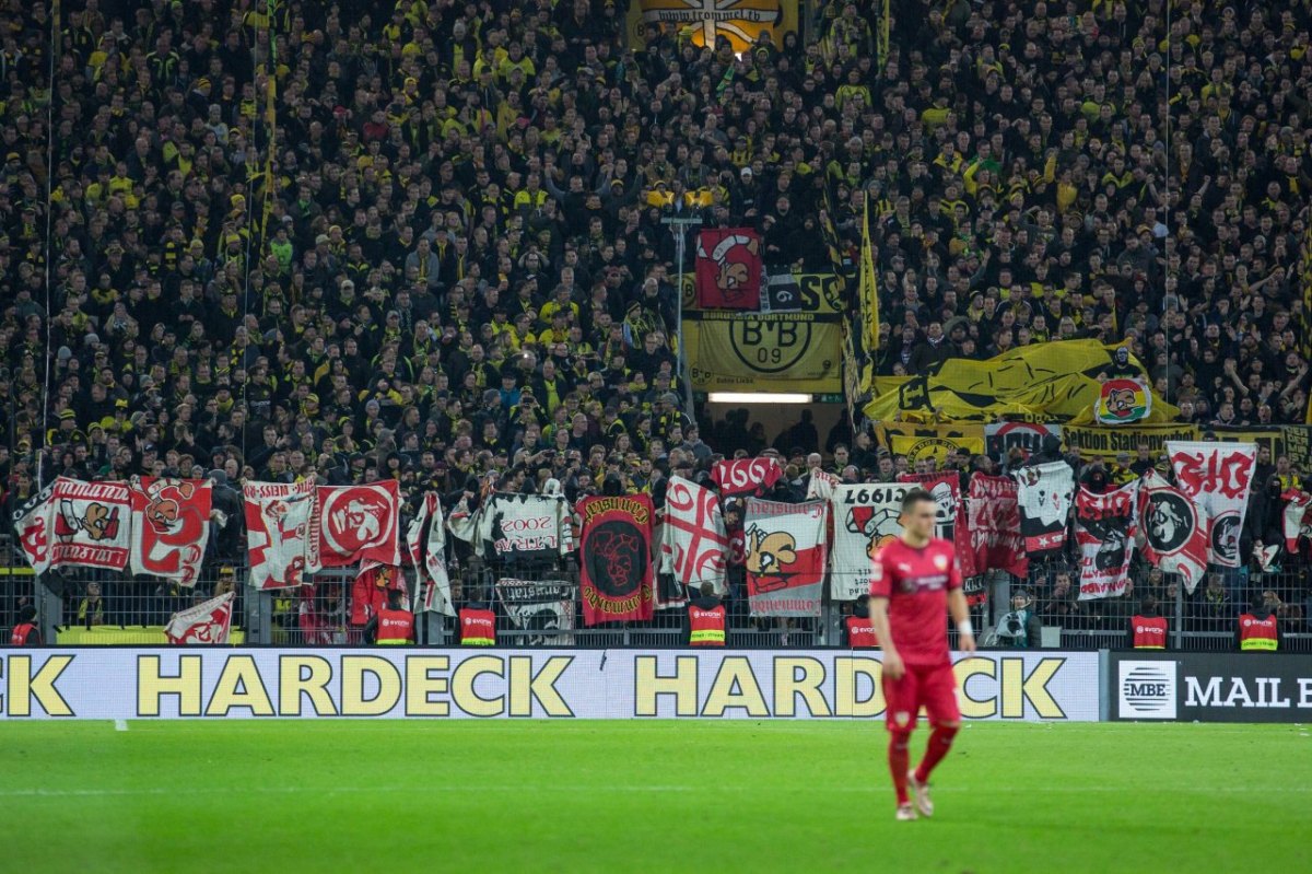 BVB Ultras Fahnen Stuttgart imago5465h.jpg