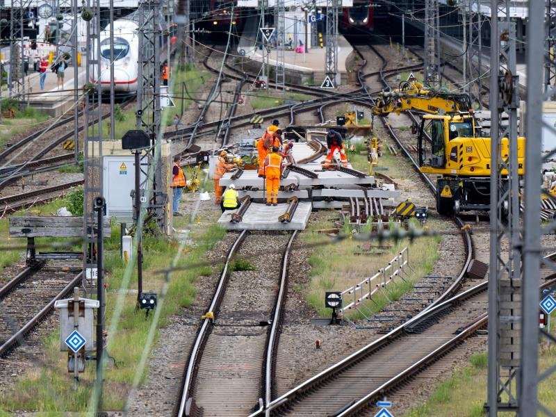 Bahnchef Richard Lutz hat eine "Generalsanierung" des Schienennetzes angekündigt. Fahrgäste müssen sich in den nächsten Jahren auf viele Umleitungen und Zugausfälle einstellen.