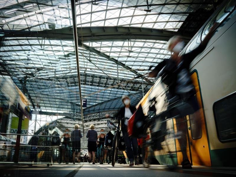 Bahnreisende brauchen aufgrund drohender Streiks bald viel Geduld. Bei Verspätungen und Zugausfällen können sie sich jedoch einen Teil der Kosten für das Ticket zurückholen.