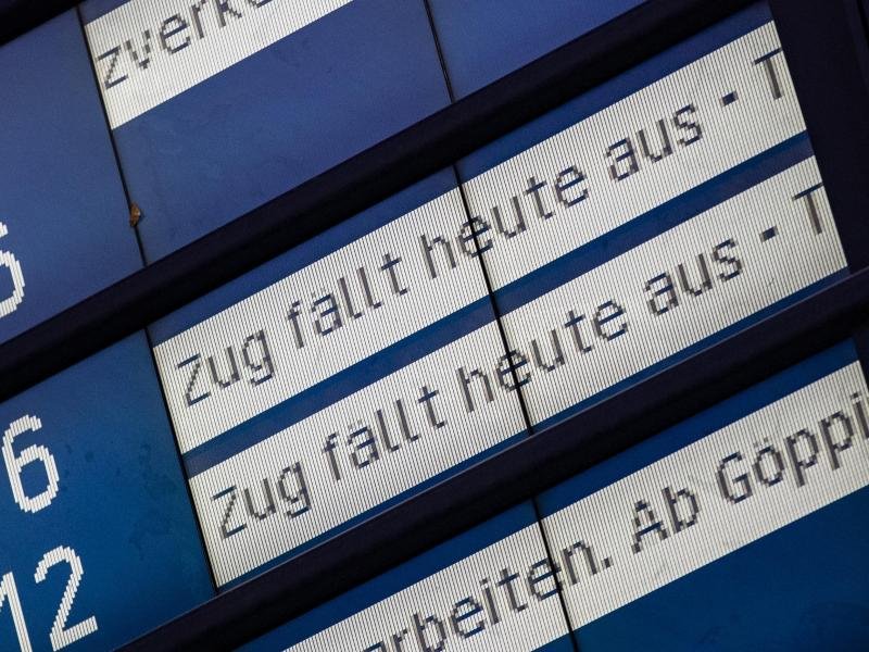 Bahnreisende sind mit Zugausfällen und Verspätungen konfrontiert. Die Gewerkschaft Deutscher Lokomotivführer setzt den Streik im Personenverkehr fort.