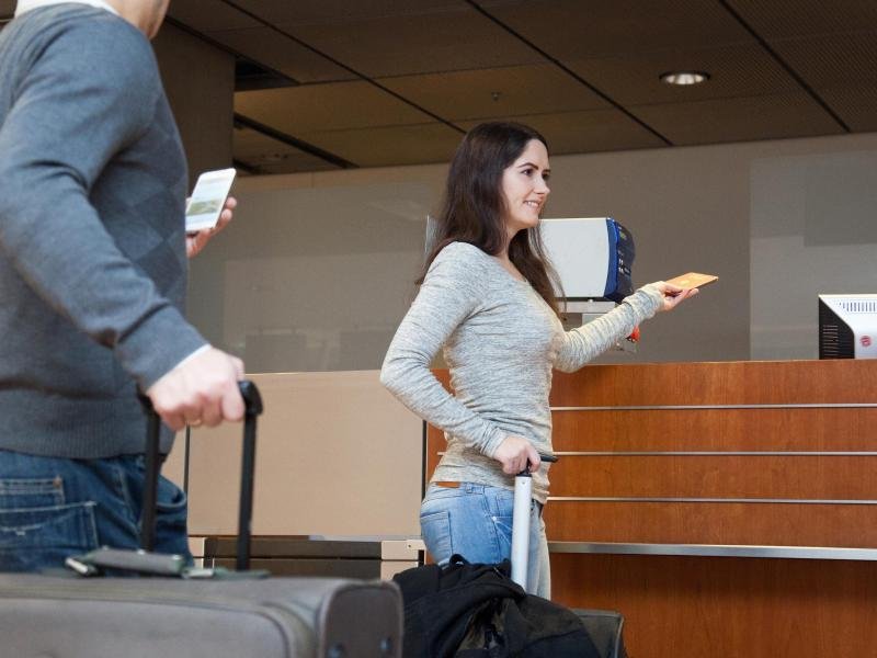 Bei einigen Reiseveranstaltern reicht der Reisepass. Bei anderen müssen die Reiseunterlagen am Flughafen ausgedruckt vorliegen.