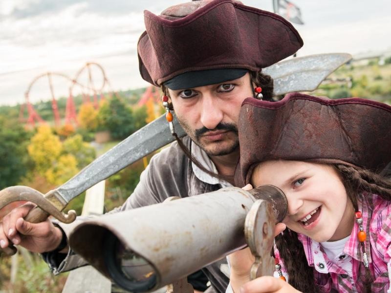 Auch Piraten treffen Kinder im Freizeitpark Belantis in Leipzig. Insgesamt gibt es in dem Park acht Themenwelten.