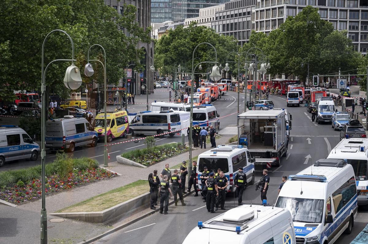 In Berlin ermittelt die Polizei derzeit, nachdem ein Mann mit seinem Auto in eine Menschenmenge gerast war.