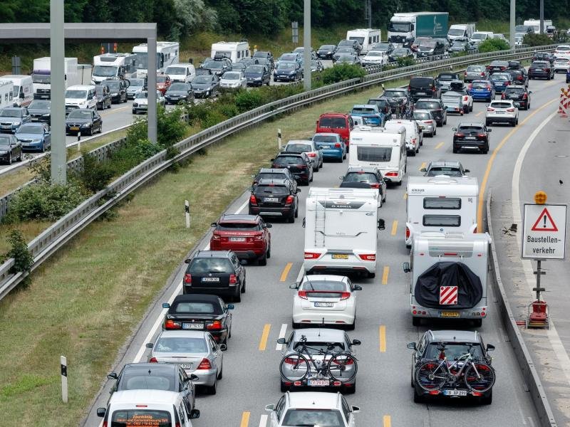 Berlin, Brandenburg und Hamburg beginnen in dieser Woche die Sommerferien. Vor allem auf den Küstenrouten und in Richtung Süden dürfte es auf den Autobahnen voll werden.