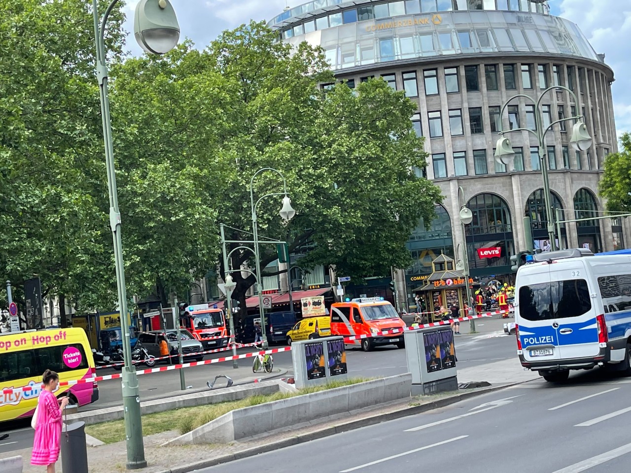 Die Polizei sperrt die Unfallstelle weiträumig ab. 