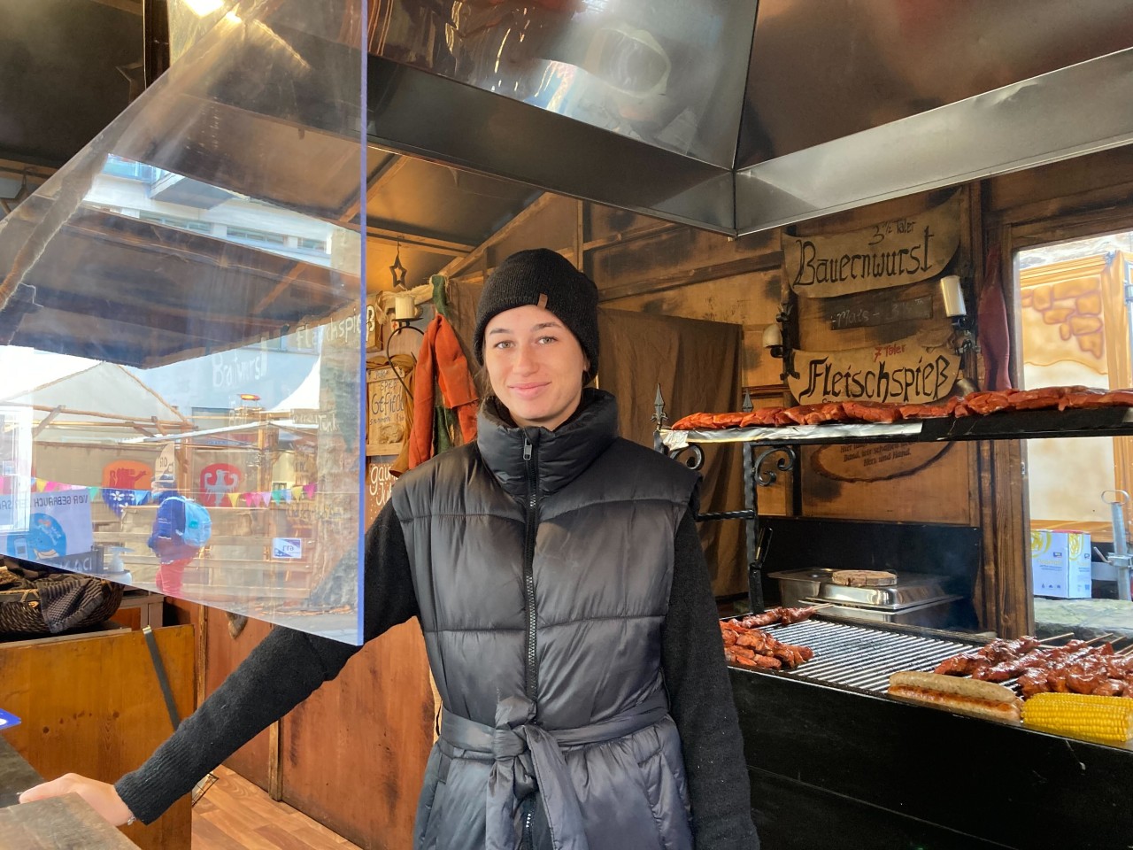 Janine Traber leitet das Familienunternehmen auf dem mittelalterlichen Weihnachtsmarkt in Bochum.