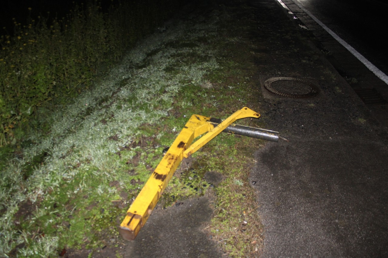 Dieses Metallstück verursachte den Unfall, weil es mitten auf der Fahrbahn lag.