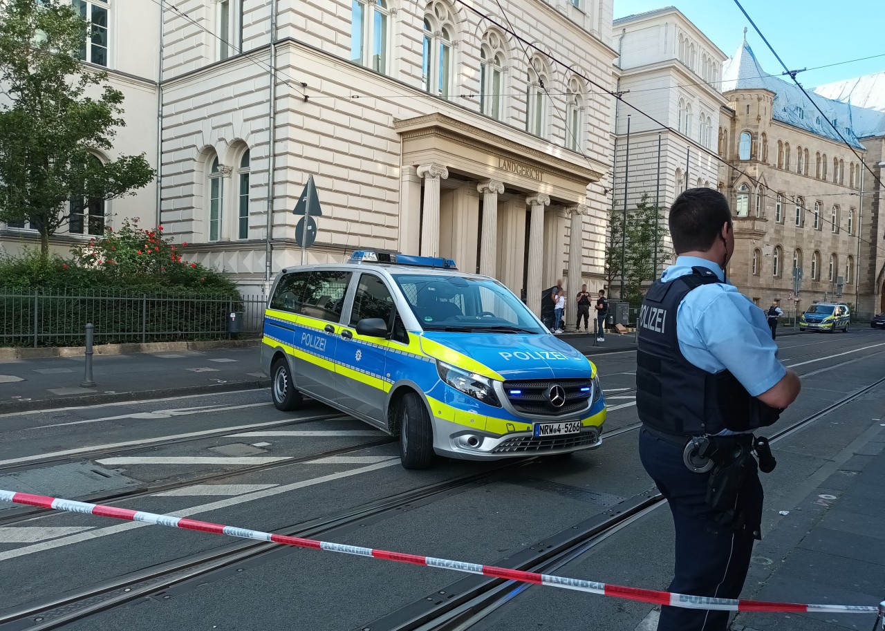 In Bonn wurde am Landgericht ein abgetrennter Kopf abgelegt. 