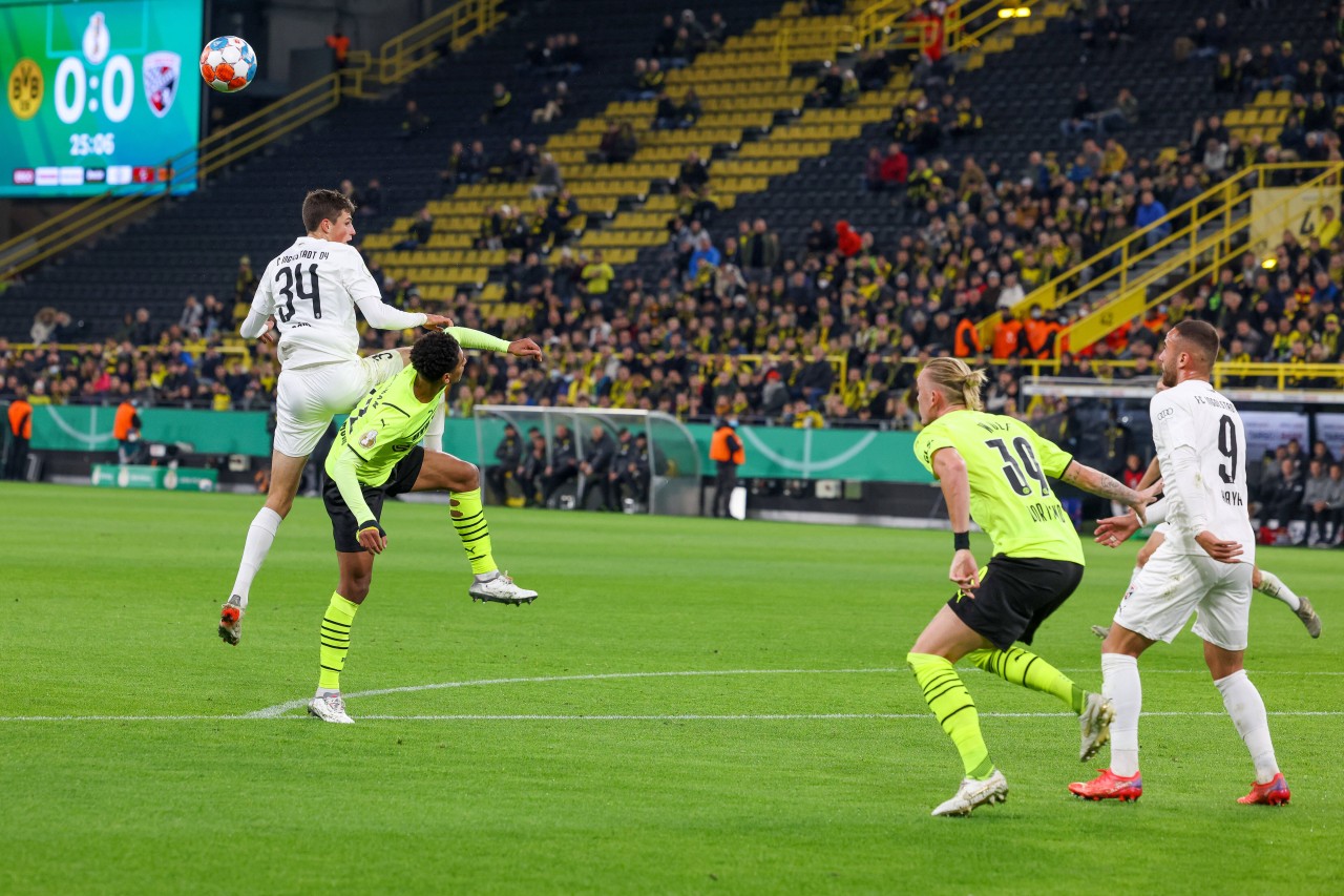 Borussia Dortmund blickt beim DFB-Pokal gegen FC Ingolstadt auf viele leere Ränge.