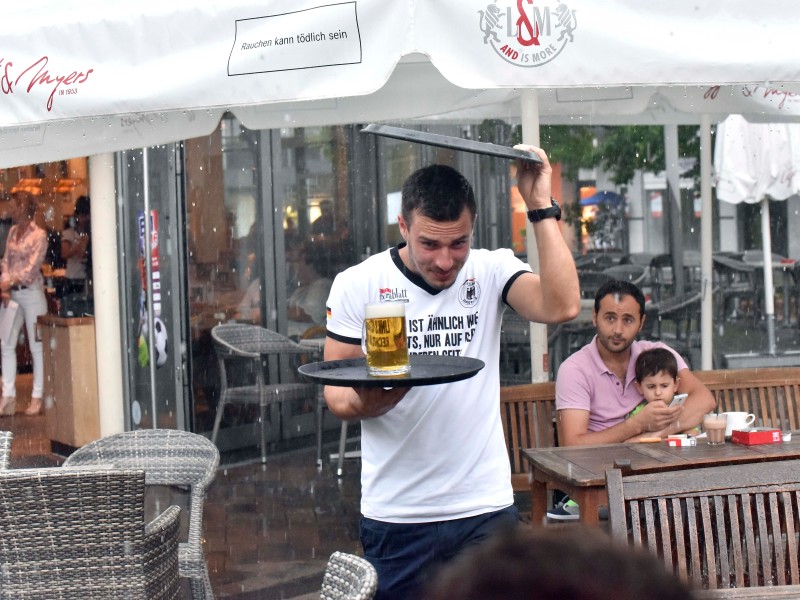 Andere lassen sich den Biergenuss auch von dem schlechten Wetter nicht vermiesen.