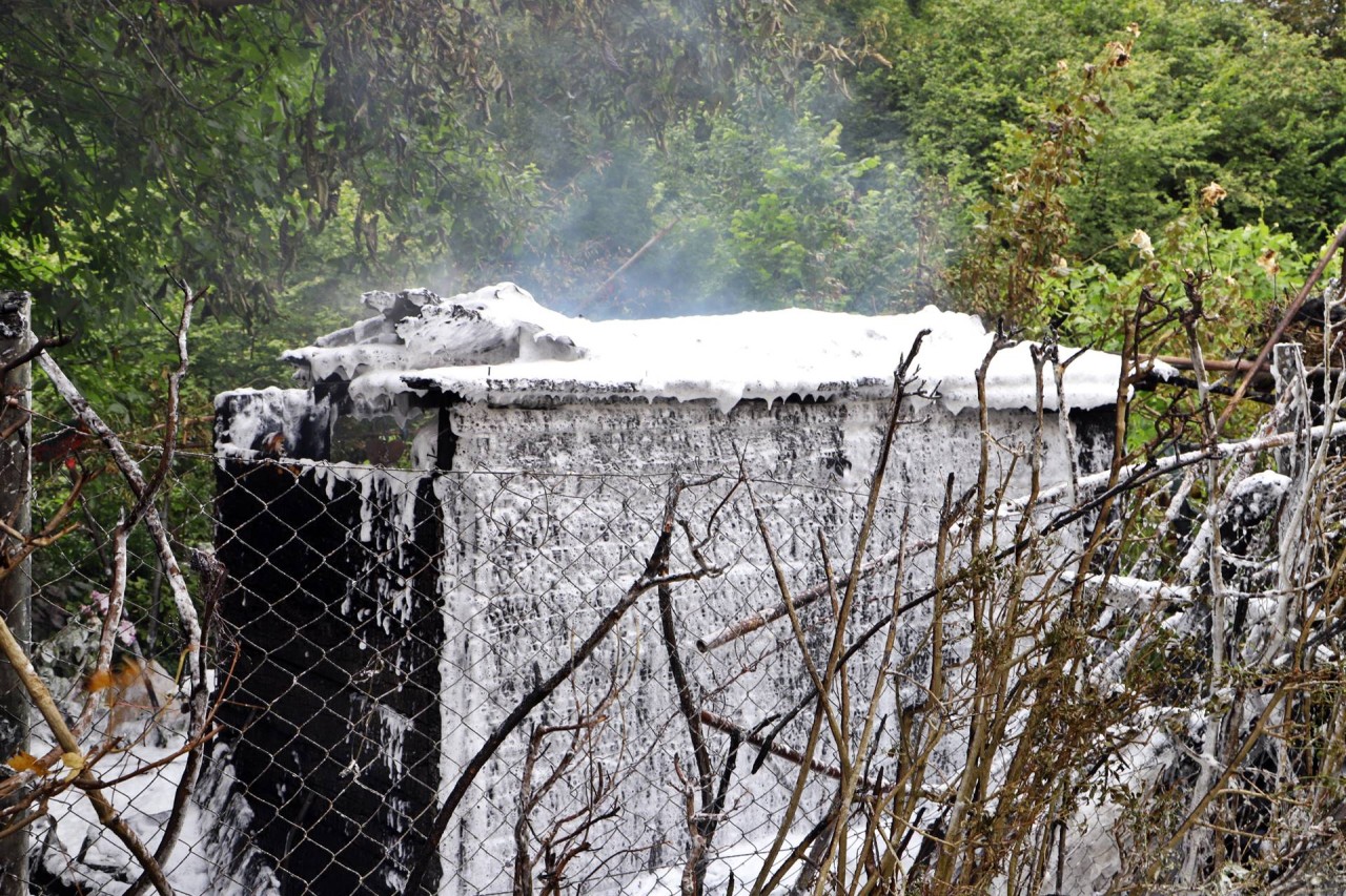 In Solingen geriet eine Laube in Brand.