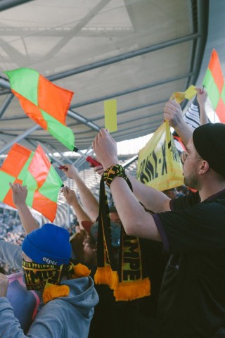 Die Brigade Hartmut Strampe bei ihrem ersten Bundesligaspiel in Berlin. Die Schiedsrichterfahnen gehören zu ihrer Fanausstattung.