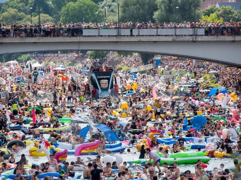 Buntes Treiben in Ulm: Beim Nabada, dem Hinunterbaden, wird es voll auf der Donau.