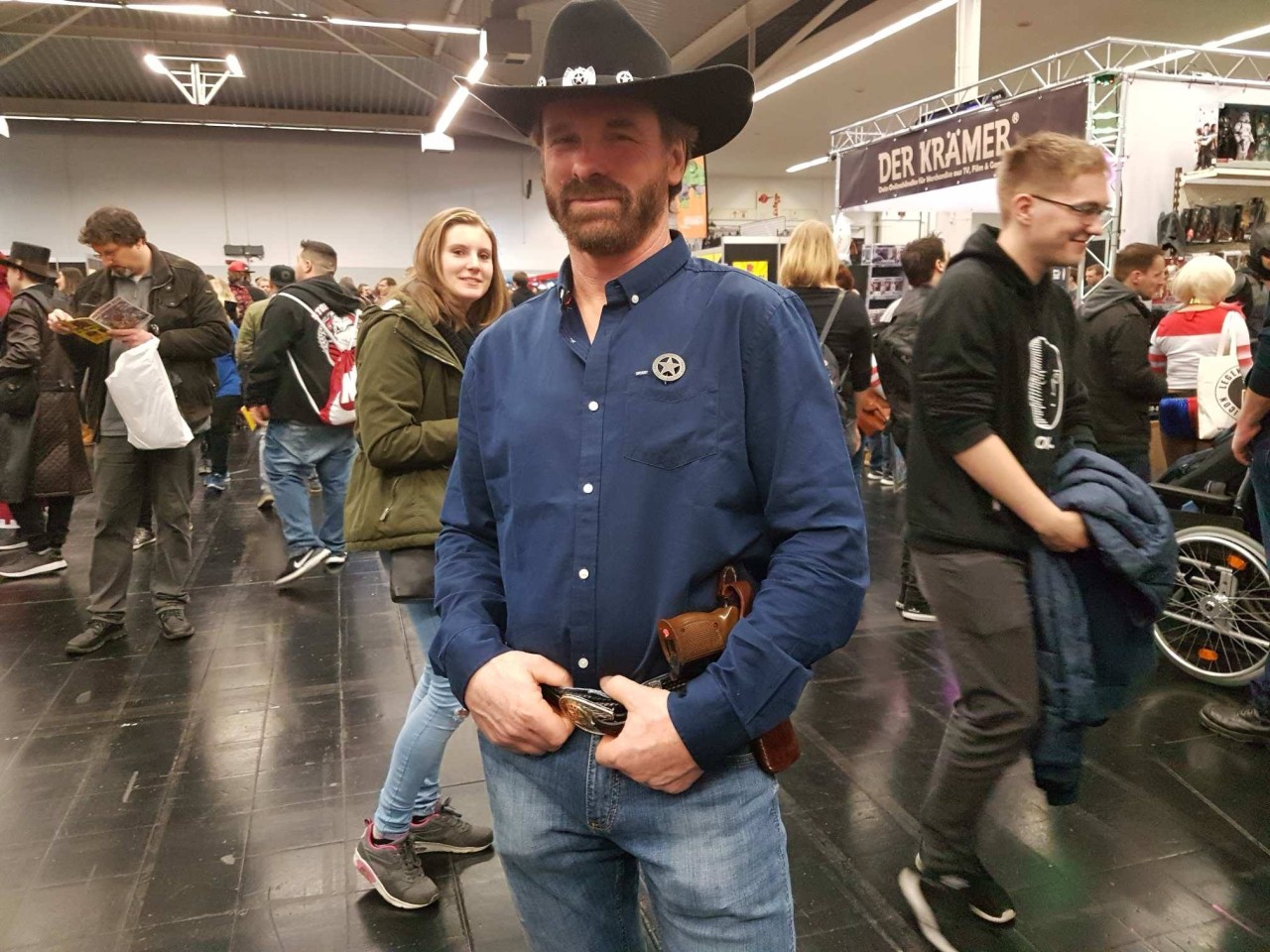 Claude Olinger (48) war auf der German Comic Con in Dortmund tourte dem echten Chuck Norris bereits mehrere Male hinterher.