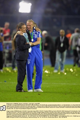 ...mit dem Gewinn des DFB-Pokals ab. 5:0 siegten die Schalker über den MSV Duisburg und brachten die bis dahin verkorkste Saison noch zu einem versöhnlichen Abschluss. Heldt drückte erst Co-Teammanager Seppo Eichkorn,...