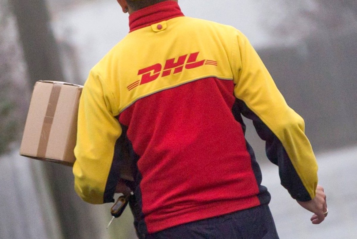 DHL Paketbote Bochum.jpg